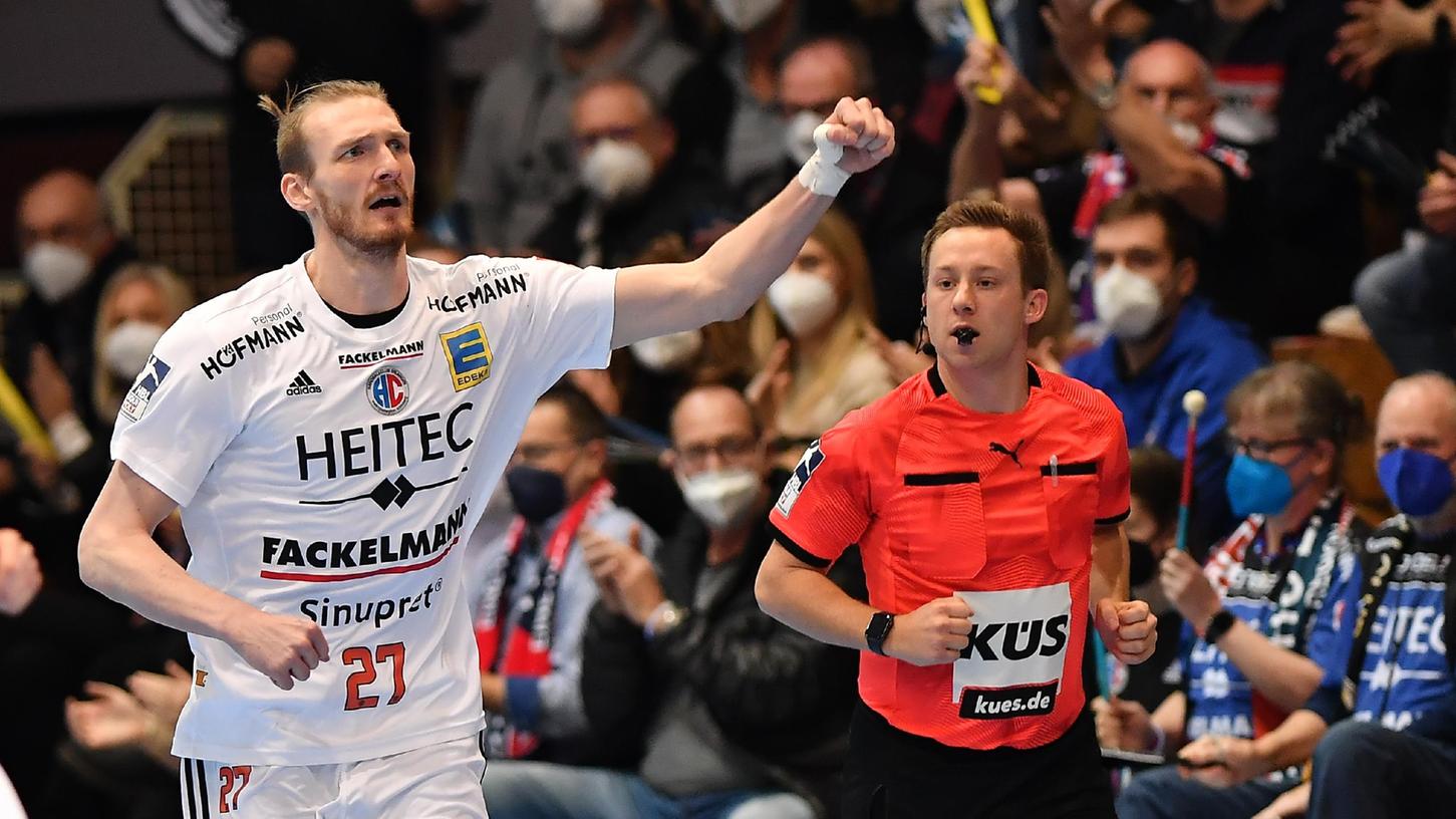 Und dann die Hände zum Himmel: Der zuletzt oft verletzte Antonio Metzner brachte zu Beginn der zweiten Halbzeit seinen HC Erlangen in der Hiersemann-Halle ein großes Stück Richtung Pokal-Viertelfinale.