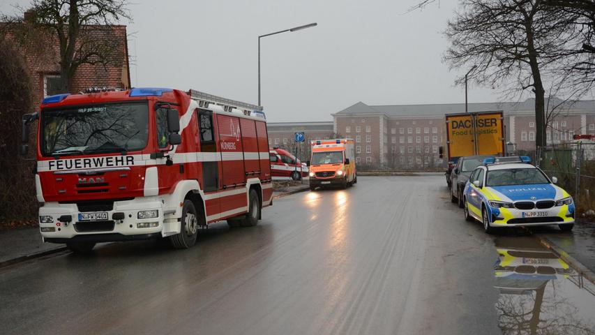 Rund 200 Retter der Feuerwehr, der Rettungsdienste und dem THW waren im Einsatz. Auch für war es ein Kraftakt im nasskalten Nürnberg.