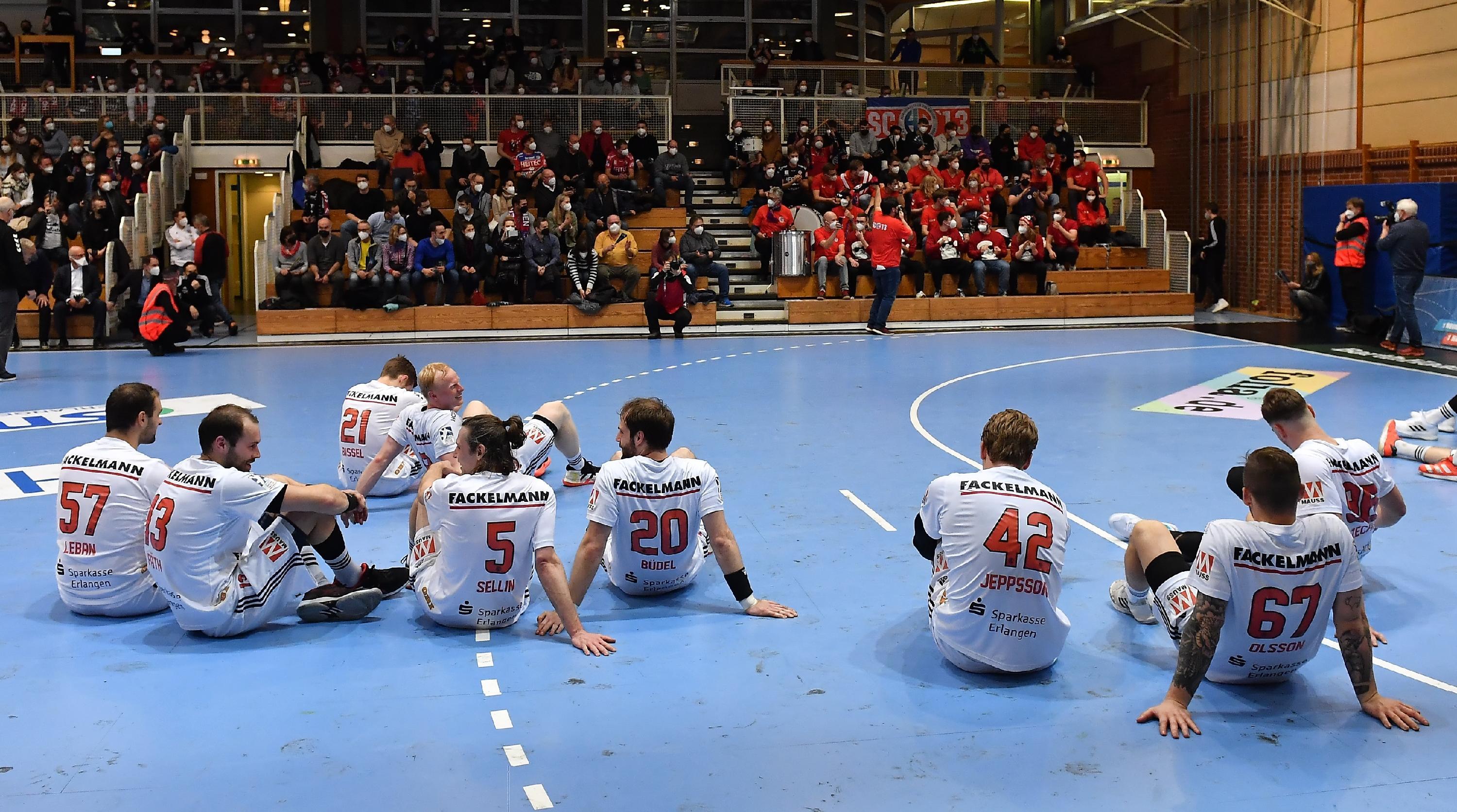 Den Erlanger Handballfans ging ein Herz auf, fast schien alles wie früher. Doch natürlich war es nur ein kurzes Gastspiel in der alten Heimat. Der HC Erlangen ist im Dezember für das Pokal-Achtelfinale gegen die HSG Wetzlar in die Karl-Heinz-Hiersemann-Halle zurückgekehrt, weil die damaligen Corona-Beschränkungen in der Nürnberger Arena keine Zuschauer zuließen. 300 Fans durften nun in der Hiersemannhalle, in der die Erlanger vor dem Umzug nach Nürnberg zahllose grandiose, unvergessene Spiele abgeliefert haben, live dabei sein. Mit 31:19 gewann der HCE an alter Wirkungsstätte auch noch das Spiel.