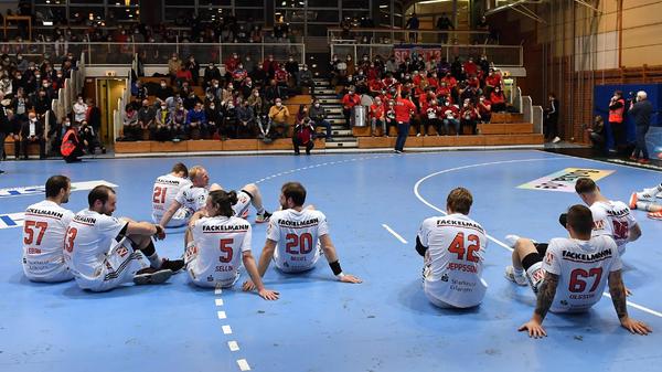 Den Erlanger Handballfans ging ein Herz auf, fast schien alles wie früher. Doch natürlich war es nur ein kurzes Gastspiel in der alten Heimat. Der HC Erlangen ist im Dezember für das Pokal-Achtelfinale gegen die HSG Wetzlar in die Karl-Heinz-Hiersemann-Halle zurückgekehrt, weil die damaligen Corona-Beschränkungen in der Nürnberger Arena keine Zuschauer zuließen. 300 Fans durften nun in der Hiersemannhalle, in der die Erlanger vor dem Umzug nach Nürnberg zahllose grandiose, unvergessene Spiele abgeliefert haben, live dabei sein. Mit 31:19 gewann der HCE an alter Wirkungsstätte auch noch das Spiel.