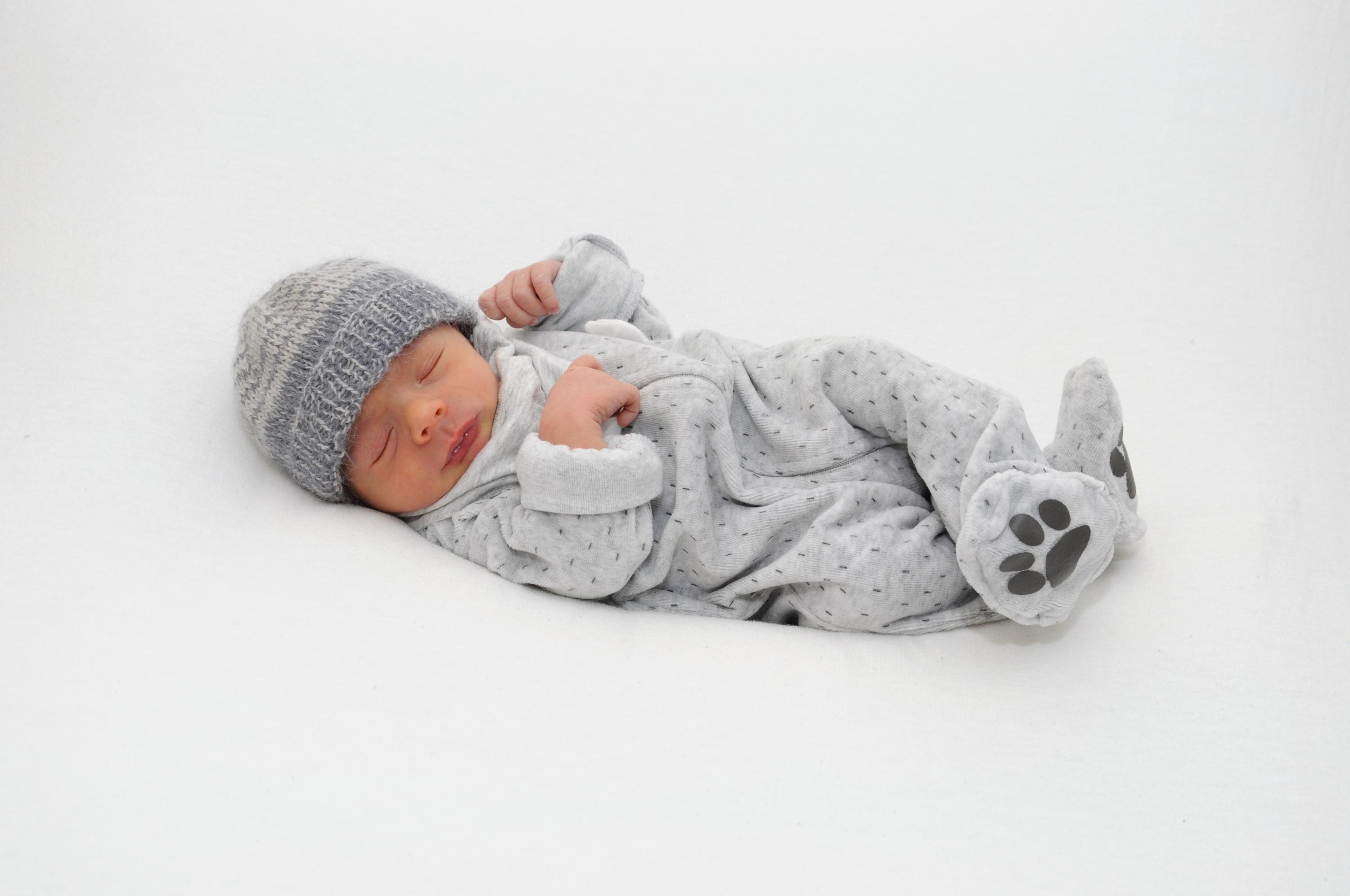 Der süße Raphael Michael kam am 10. Dezember im Südklinikum Nürnberg zur Welt. Mit 47 Zentimetern bringt der Kleine 2710 Gramm auf die Waage.