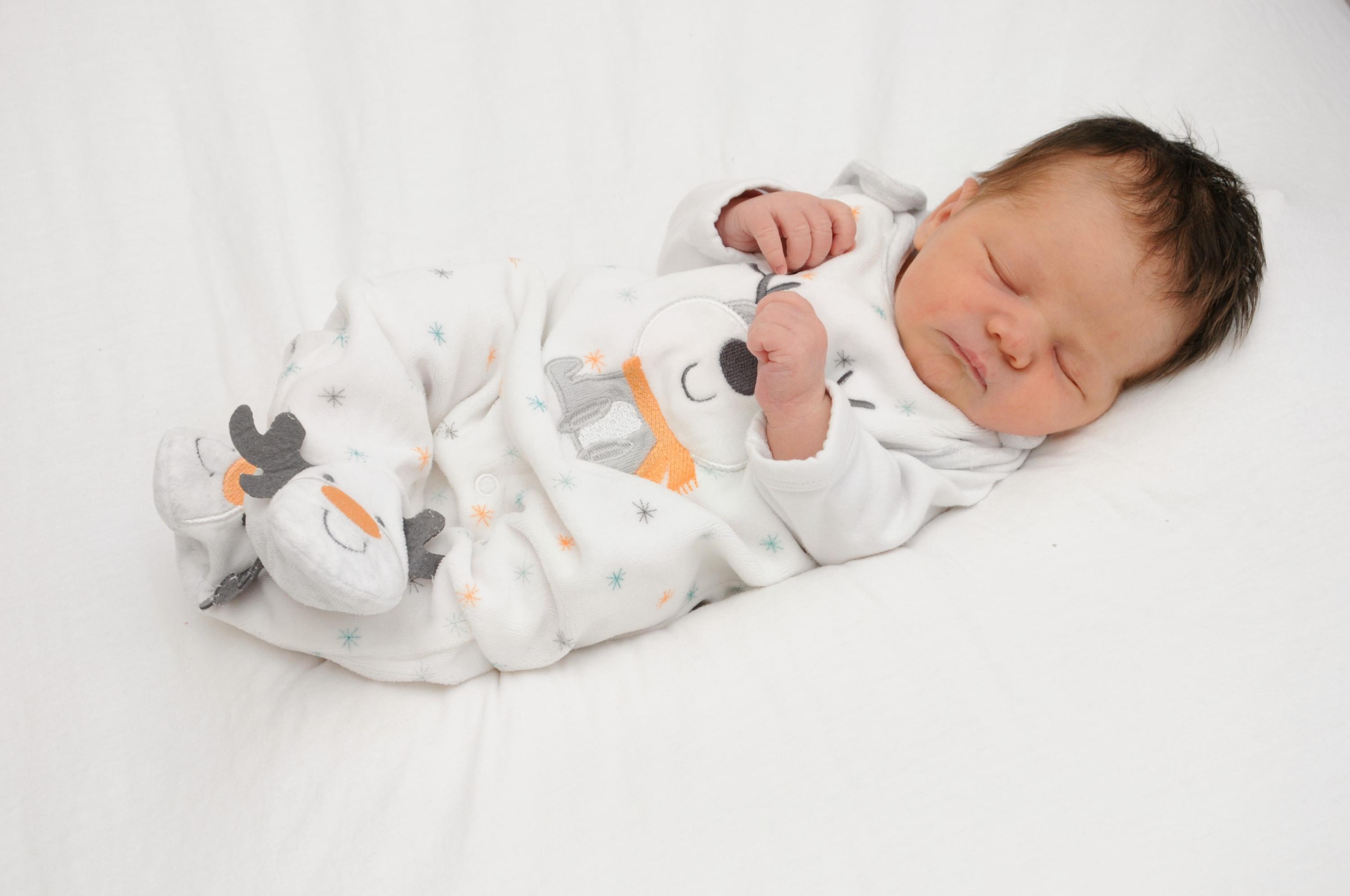 Willkommen, Lina! Am 11. Dezember erblickte die Kleine im Südklinikum Nürnberg das Licht der Welt. Sie ist 53 Zentimeter groß und wiegt 3580 Gramm.