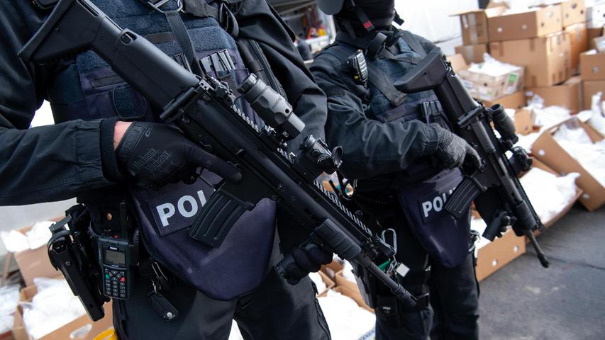 Den geheimen Ort in Oberbayern sichern schwer bewaffnete Polizisten. Die Sorge ist groß, dass Kriminelle versuchen, das zurückzuholen, was die Beamten nun vernichten wollen: rund 1,5 Tonnen Kokain, höchster Reinheit. Wert: rund 270 Millionen Euro, wenn es auf der Straße verkauft worden wäre. Die Operation "Schneeschmelze" ist einmalig in der Geschichte der bayerischen Polizei. Noch nie haben Beamte dort auf ein Mal so viel Rauschgift vernichtet wie an diesem kalten Dezembertag.
