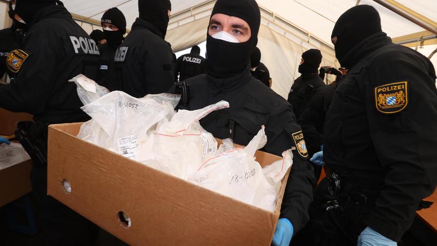 In den vergangenen Jahren wurde deutschlandweit immer mehr Kokain sichergestellt. Waren es 2018 nach Angaben des Bundeskriminalamts (BKA) rund fünf Tonnen, belief sich die Menge 2019 auf mindestens das Doppelte.
