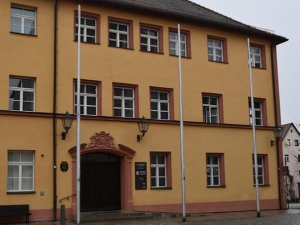 Im Stadthaus in Hersbruck am Schlossplatz befindet sich unter anderem auch die Stadtbücherei.