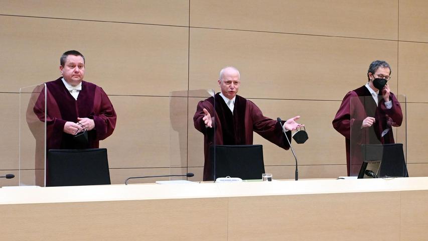 Der Dritte Strafsenat des Bundesgerichtshofs in Karlsruhe mit den Richtern Carsten Paul (l-r), Jürgen Schäfer (Vorsitz) und Johannes Berg nehmen im Gerichtssaal ihre Plätz ein, ehe sie die Entscheidung im Fall André E. verkünden.