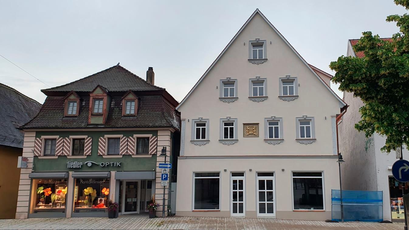 Strahlend weiß präsentiert sich jetzt die einstige Wunde im Stadtzentrum. An den früheren Zustand des teilweise ausgebrannten Hauses in der Rother Hauptstraße erinnert nur noch das Relief zwischen den Fenstern in der ersten Etage.
