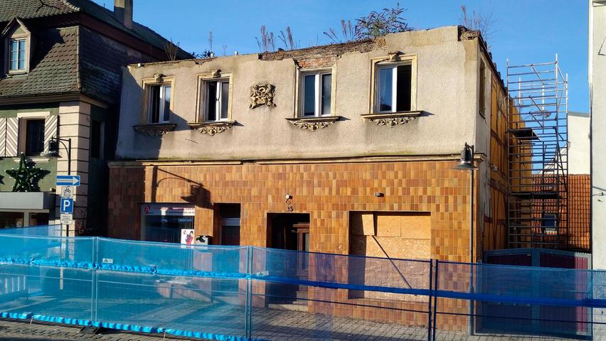 So sah´s vorher aus: Beim teilausgebrannten Haus in der Rother Hauptstraße wuchsen schon die Sträucher im ersten Stock, ehe die Sanierer anrückten.