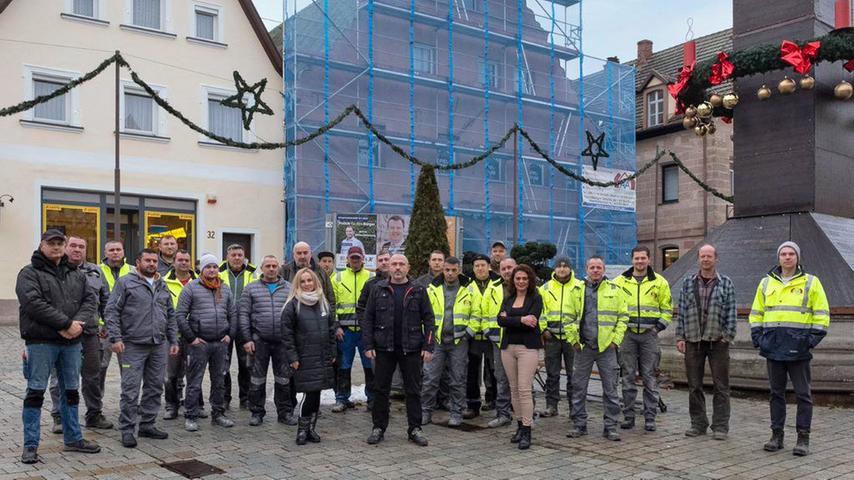 Ein Teil der A&A-Mitarbeiter, die für die Stadt Roth beschäftigt sind, mit Firmenchef Ihar Liahun mit Bauleiter Adrian Lober.