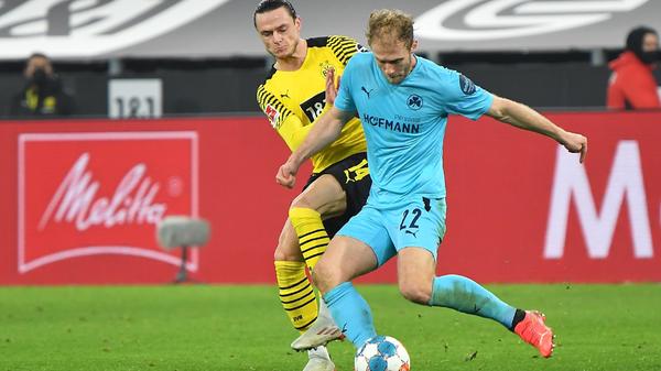 Findet mit jedem Spiel besser in die ungewohnte Rolle als Innenverteidiger und spielte nach der starken zweiten Hälfte gegen Union Berlin in Dortmund gleich zwei starke Halbzeiten. War immer da, immer präsent, zweikampfstark und abgeklärt. Richtig guter Auftritt.