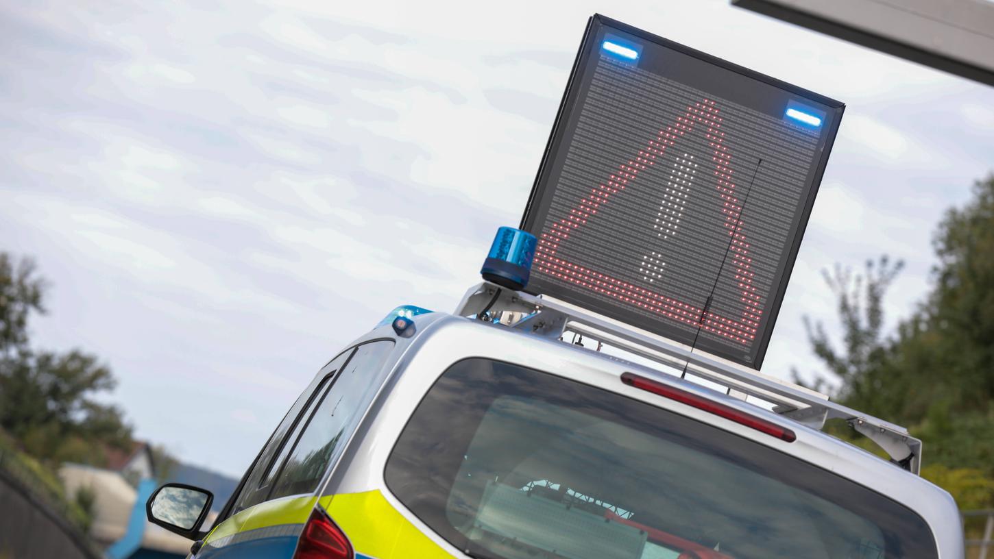 Symbolbild: Aktuell laufen die Bergungsarbeiten auf der A3, die Polizei empfiehlt den Bereich großräumig zum umfahren.
Symbolbild: Aktuell laufen die Bergungsarbeiten auf der A3, die Polizei empfiehlt den Bereich großräumig zum umfahren.