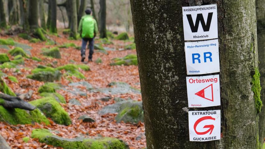 Die Wegmarkierungen kann man kaum übersehen - hier an der Wasserkuppe.
Die Wegmarkierungen kann man kaum übersehen - hier an der Wasserkuppe.