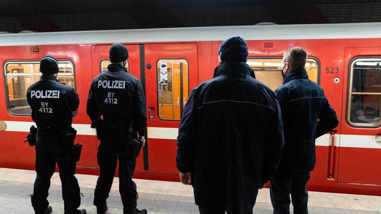 Auch in Nürnbergs U-Bahnen kontrollieren Polizei und VAG regelmäßig die 3G-Nachweise. 