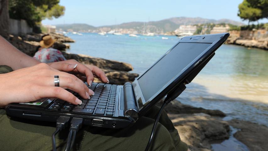 Workation - arbeiten aus dem Urlaub. Workation - arbeiten aus dem Urlaub.