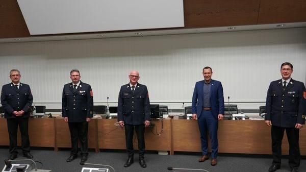 v. l. n. r.: Kreisbrandinspektor Oliver Heinecke, Kreisbrandinspektor Thorsten Brunner, Kreisbrandrat Holger Herrmann, Landrat Armin Kroder, Kreisbrandinspektor Christian Falk (Stellvertreter des Kreisbrandrates) v. l. n. r.: Kreisbrandinspektor Oliver Heinecke, Kreisbrandinspektor Thorsten Brunner, Kreisbrandrat Holger Herrmann, Landrat Armin Kroder, Kreisbrandinspektor Christian Falk (Stellvertreter des Kreisbrandrates)