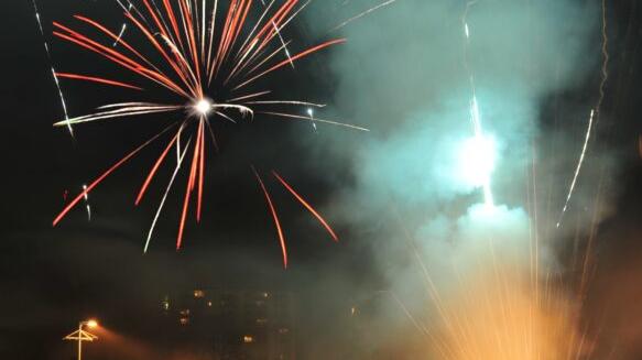 Als Feuerwerk noch erlaubt war: Hier auf der Röthenbacher Les-Clayes-sous-Bois-Brücke im Jahr 2014. Als Feuerwerk noch erlaubt war: Hier auf der Röthenbacher Les-Clayes-sous-Bois-Brücke im Jahr 2014.