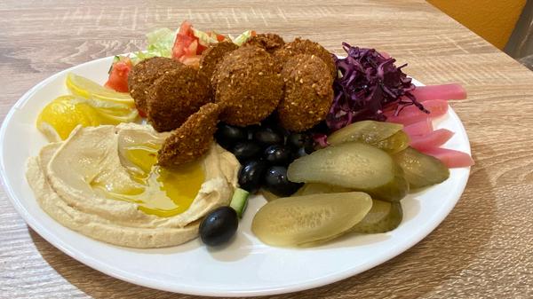 Dann zum nächsten vermeintlich gesunden, und eigentlich auch tatsächlich gesunden Snack: Gemüsesticks. An ihnen ist grundsätzlich nichts auszusetzen, die Begleiter sind das Problem. So dippt man die Karotten oder Paprika gerne in gekaufte Cremes aus dem Supermarkt, die oft viele Öle, Fette, Zucker und Konservierungsmittel enthalten. Dabei muss man auf Dips wie Hummus oder Frischkäse gar nicht verzichten, sondern sollte nur entweder die Zutatenliste prüfen oder die Cremes einfach selbst zubereiten.