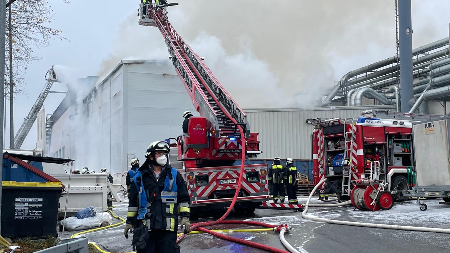 Dichte Rauchwolke über Nürnberg: Feuerwehr nach Lagerhallen-Brand im Großeinsatz