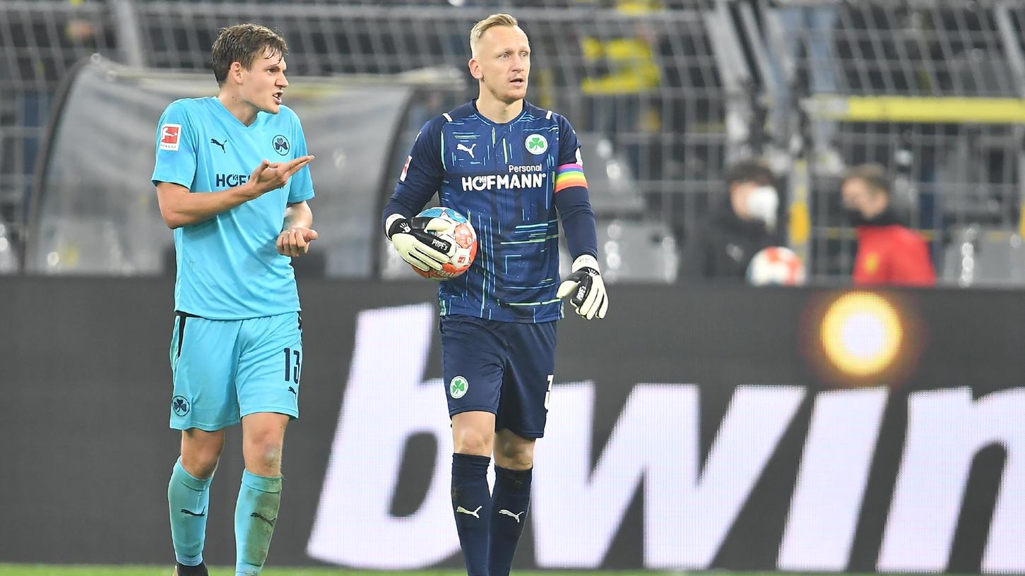 Enttäuscht, aber auch ein kleines bisschen stolz: Die Fürther Max Christiansen (links) und Sascha Burchert analysieren das 0:3 in Dortmund.
