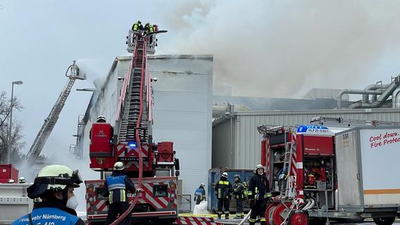 Großeinsatz in Nürnberg: Feuerwehr kämpft gegen Brand einer Lagerhalle