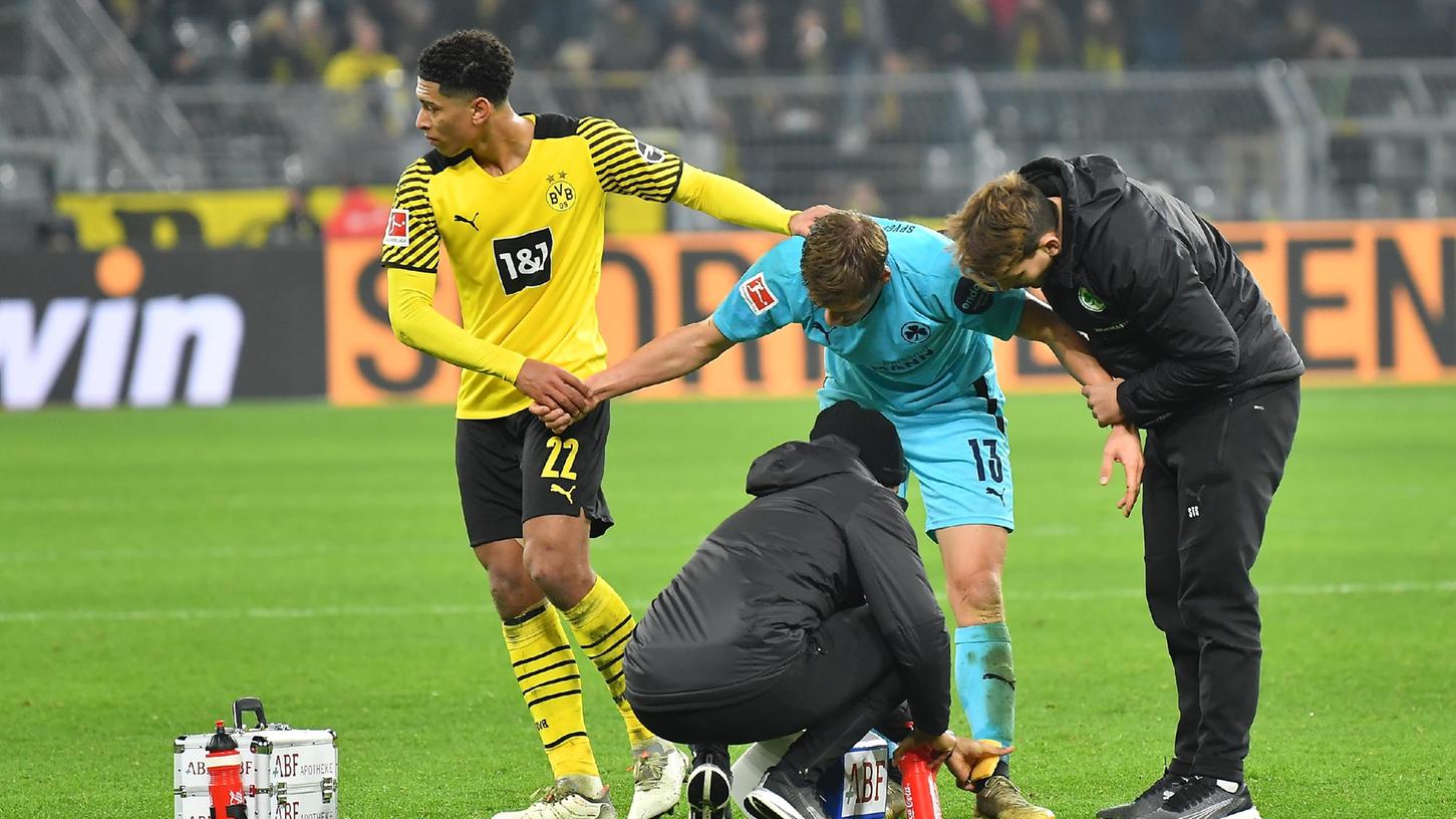 Die zwei Protagonisten der strittigsten Szene: Dortmunds Jungstar Jude Bellingham nach seinem Foul an Fürths Max Christiansen. Kurz darauf sah Kleeblatt-Trainer Stefan Leitl Gelb. Bellingham nicht.