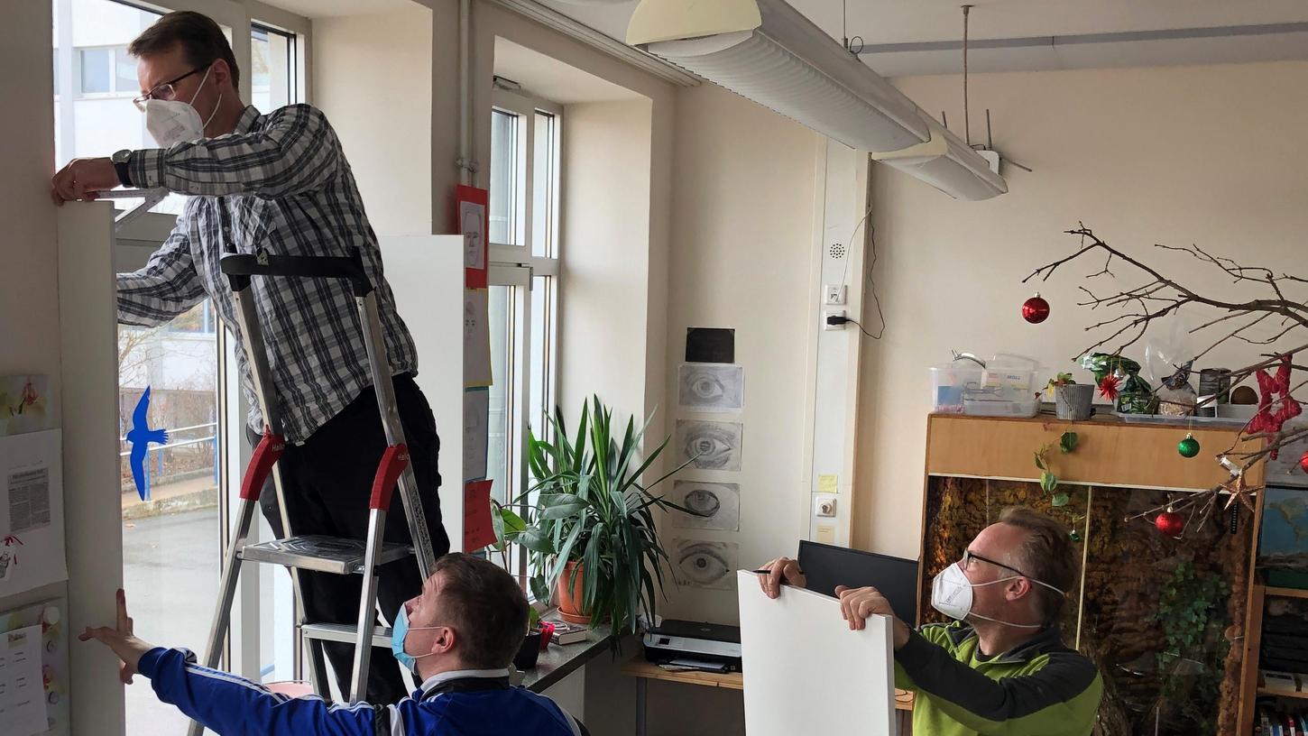 Im Einsatz für gute Luft: Väter von Schülerinnen und Schülern der Montessori-Schule gemeinsam mit Daniel Plaschke (rechts) von Alfa Renovierung. Im Einsatz für gute Luft: Väter von Schülerinnen und Schülern der Montessori-Schule gemeinsam mit Daniel Plaschke (rechts) von Alfa Renovierung.