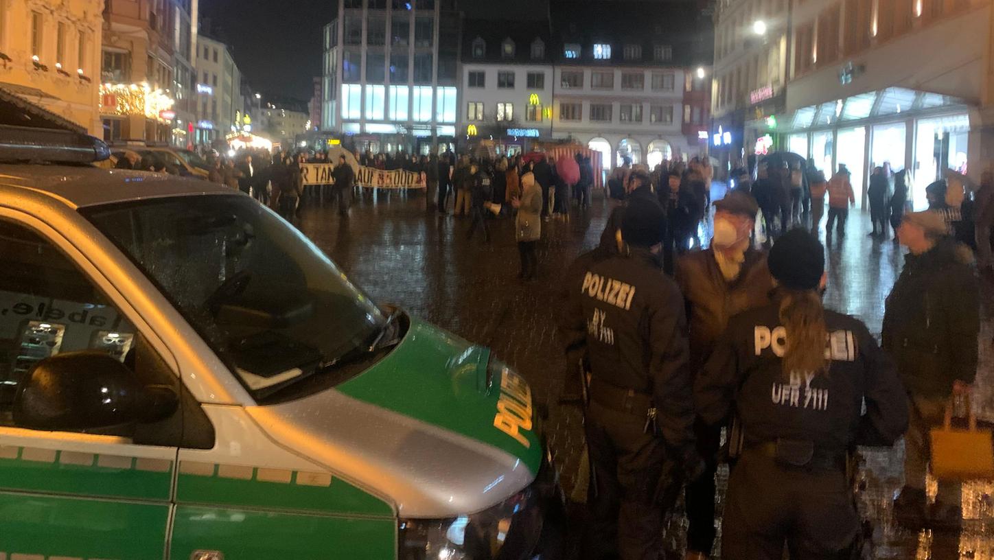 Eine Versammlung von "Querdenkern" in Würzburg und der Umgang der Polizei damit sorgen in der Stadt für Diskussionen.