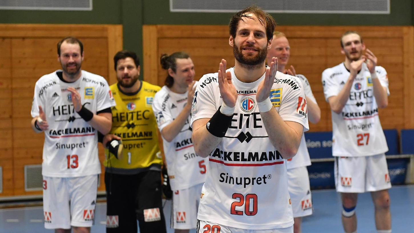 Applaus für das Publikum: Im Achtelfinale konnte der HC Erlangen auch auf die lautstarke Unterstützung bauen, im Viertelfinale müssen Nico Büdel und Kollegen auswärts ran.
Applaus für das Publikum: Im Achtelfinale konnte der HC Erlangen auch auf die lautstarke Unterstützung bauen, im Viertelfinale müssen Nico Büdel und Kollegen auswärts ran.