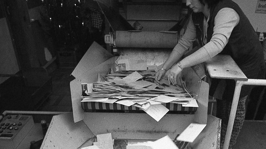 Die Oberpostdirektion Nürnberg hat Hochsaison. In den Tagen vor Weihnachten muß sie täglich eineinhalb Millionen Briefsendungen abfertigen. Das kommt einer Verdoppelung des normalen Anfalls gleich. Hier geht es zum Kalenderblatt vom 23. Dezember 1971: Täglich 1,5 Millionen Postbriefe.