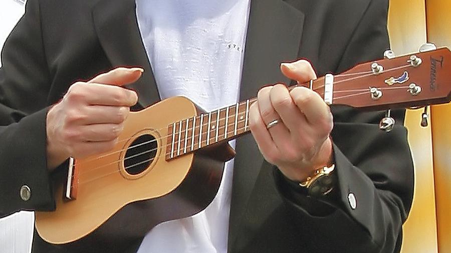 Die Ukulele ist das kleinste Instrument aus der Familie der Saiteninstrumente.