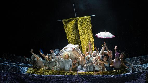 Wie Goyo Monteros Ballett "Narrenschiff" Menschen in einem Meer aus Rettungsdecken ertrinken lässt