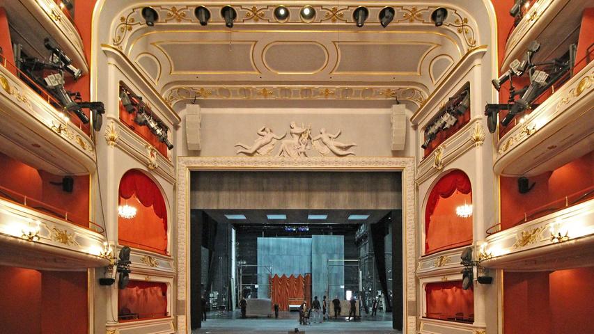 Zuschauerhaus und Bühne zeigen sich heute fast völlig im Gewand der 1930er Jahre. Die Reliefs über dem Bühnenportal, an den Logen und Rängen stammen von Emil Hipp und Hans Panzer.  