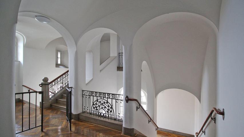 Obwohl heute in schlichtem Weiß gehalten, beeindruckt das vordere nördliche Besuchertreppenhaus durch das Licht- und Schattenspiel seiner Architektur und Ausstattungsdetails im Jugendstil.  