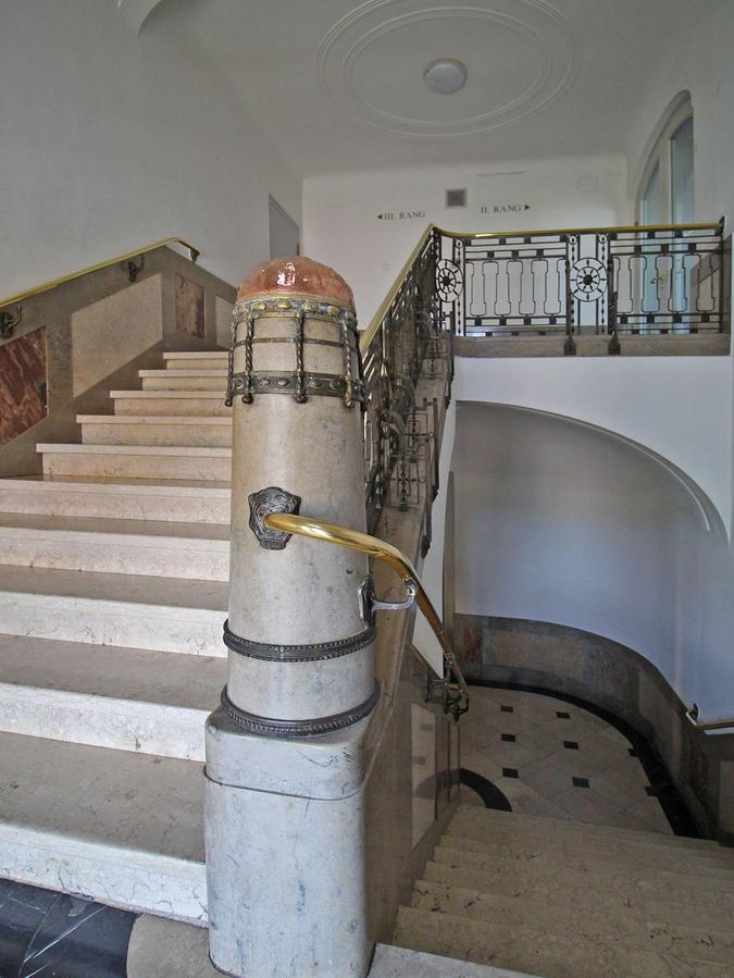 Zu den wertvollen Überbleibseln der originalen Ausstattung zählen Details wie dieser reich ausgestaltete Treppenpfosten im hinteren nördlichen Treppenhaus. Auch die Geländer und der Deckenstuck stammen noch von 1905.  