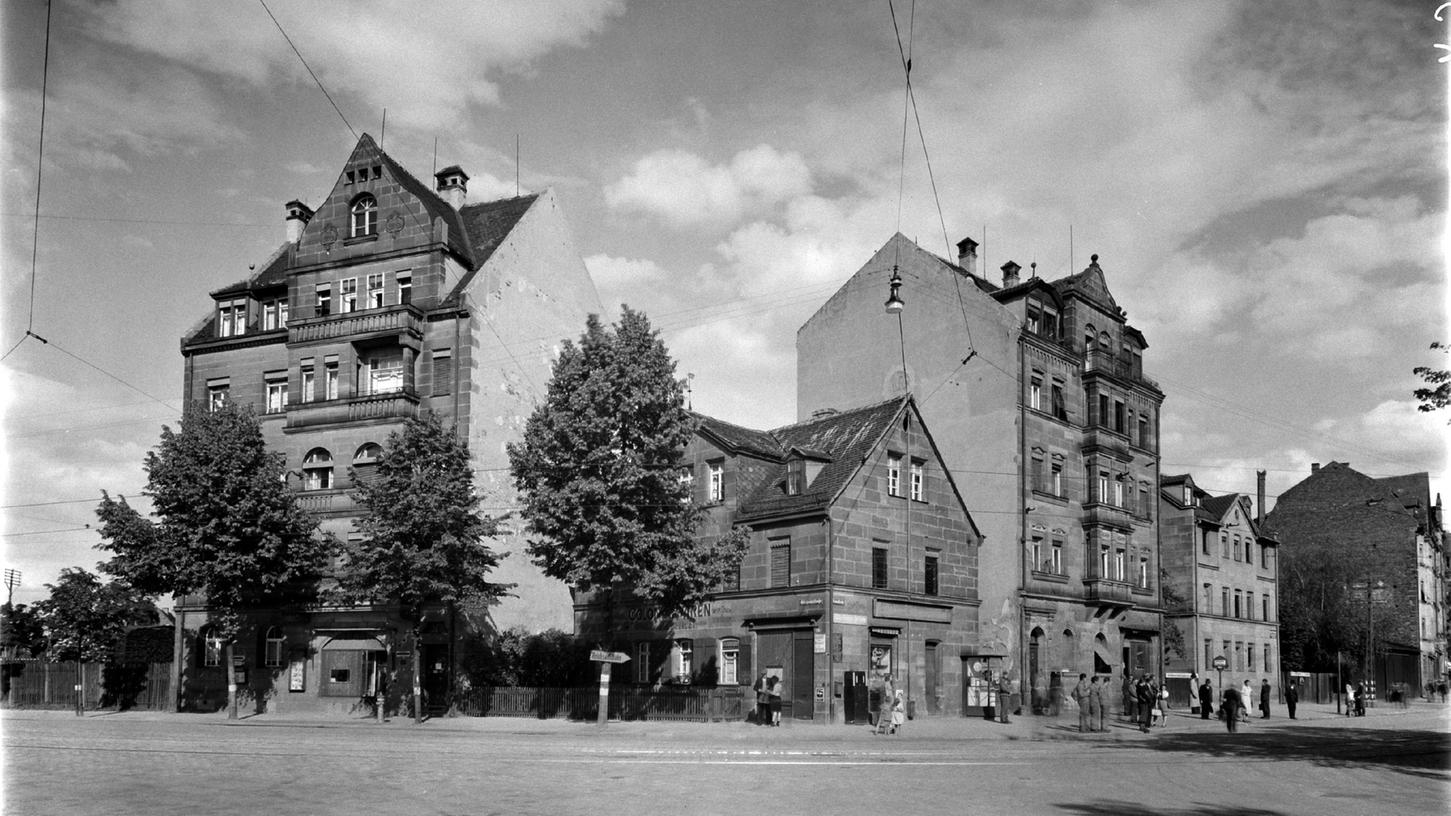Buntes Vorstadt-Ensemble: 1944 wechselten am Dianaplatz, der damals noch namenlos war, klassizistische Vorstadthäuser des 19. und Mietshäuser des frühen 20. Jahrhunderts einander ab. Die Gibitzenhofstraße 173 ist links im Bild zu sehen.  