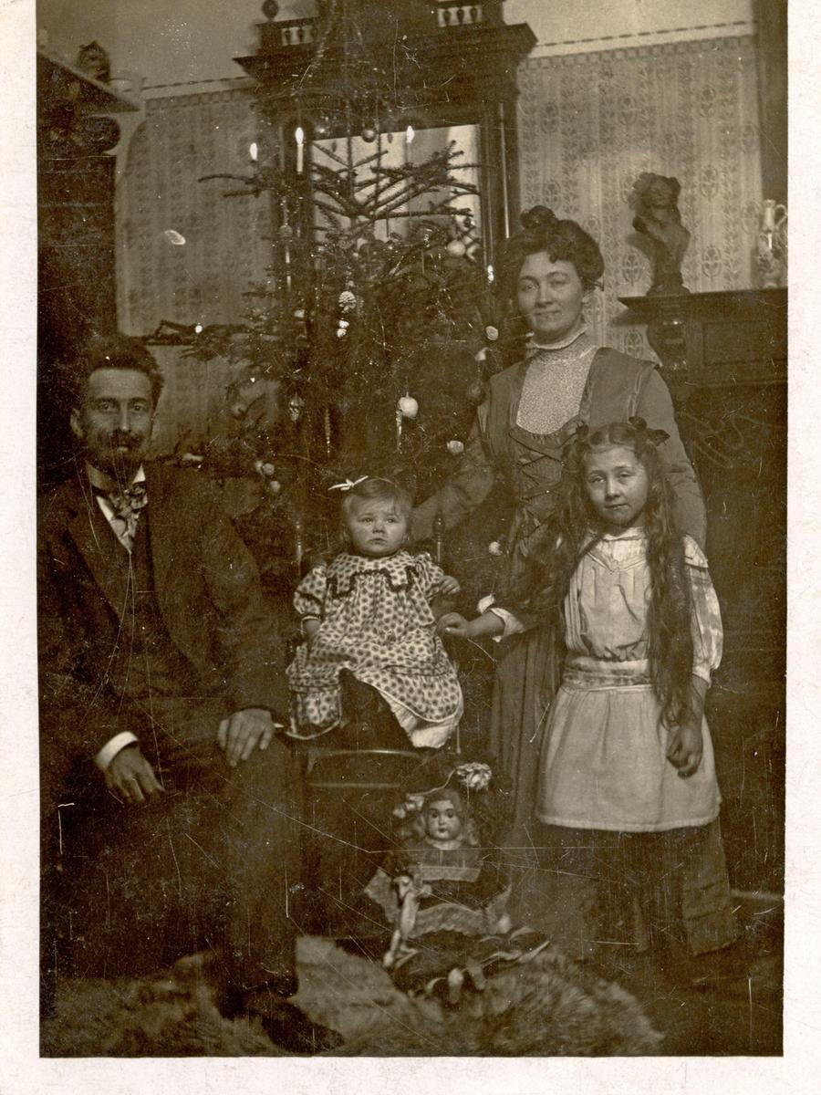 Die Dumonts vor ihrem Christbaum anno 1910, von links nach rechts: Vater Walter, die beiden Töchter und Mutter Ida. Passend zum Anlass trugen alle vier ihre festlichste Garderobe zur Schau.  