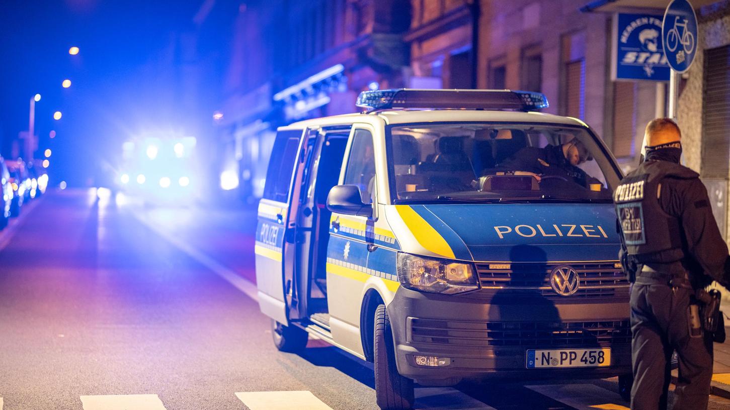 Ein Großaufgebot der Polizei rückte in Regensburg an. (Symbolbild)