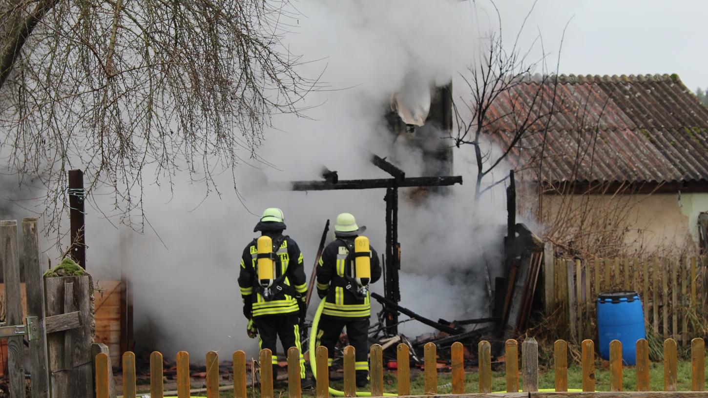 Das Feuer brach vermutlich in der Küche aus und griff auf weitere Gebäudeteile über.