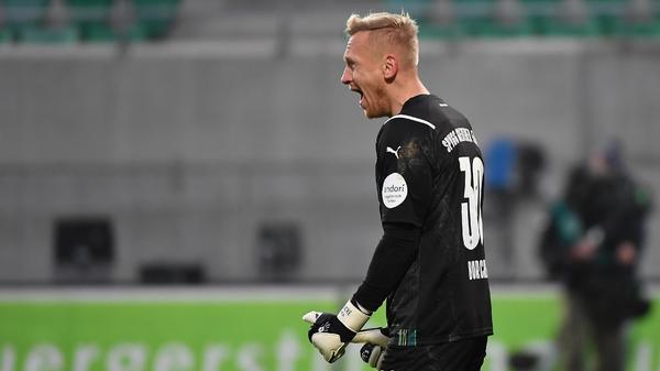 War auch in seinem dritten Spiel nach seiner Rückkehr ins Fürther Tor ein guter Rückhalt. Dirigierte seine Vorderleute lautstark, zeigte sich fußballerisch verbessert und wagte sich sogar öfter aus dem Fünfmeterraum, um Bälle abzufangen. Hielt die Mannschaft zudem mit guten Paraden im Spiel. Einziges Manko: Seine hohen Bälle kommen viel zu ungenau.