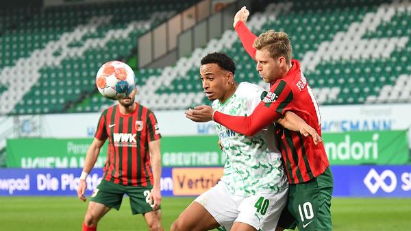 Immer wieder auffällig, wie so oft in dieser Saison. Dann aber oft auch mit kleinen Ungenauigkeiten in seinem Spiel, mit denen er sich aussichtsreiche Situationen kaputt macht. Dennoch ein steter Unruheherd in der Offensive und auch gegen Augsburg einer der besten Fürther.