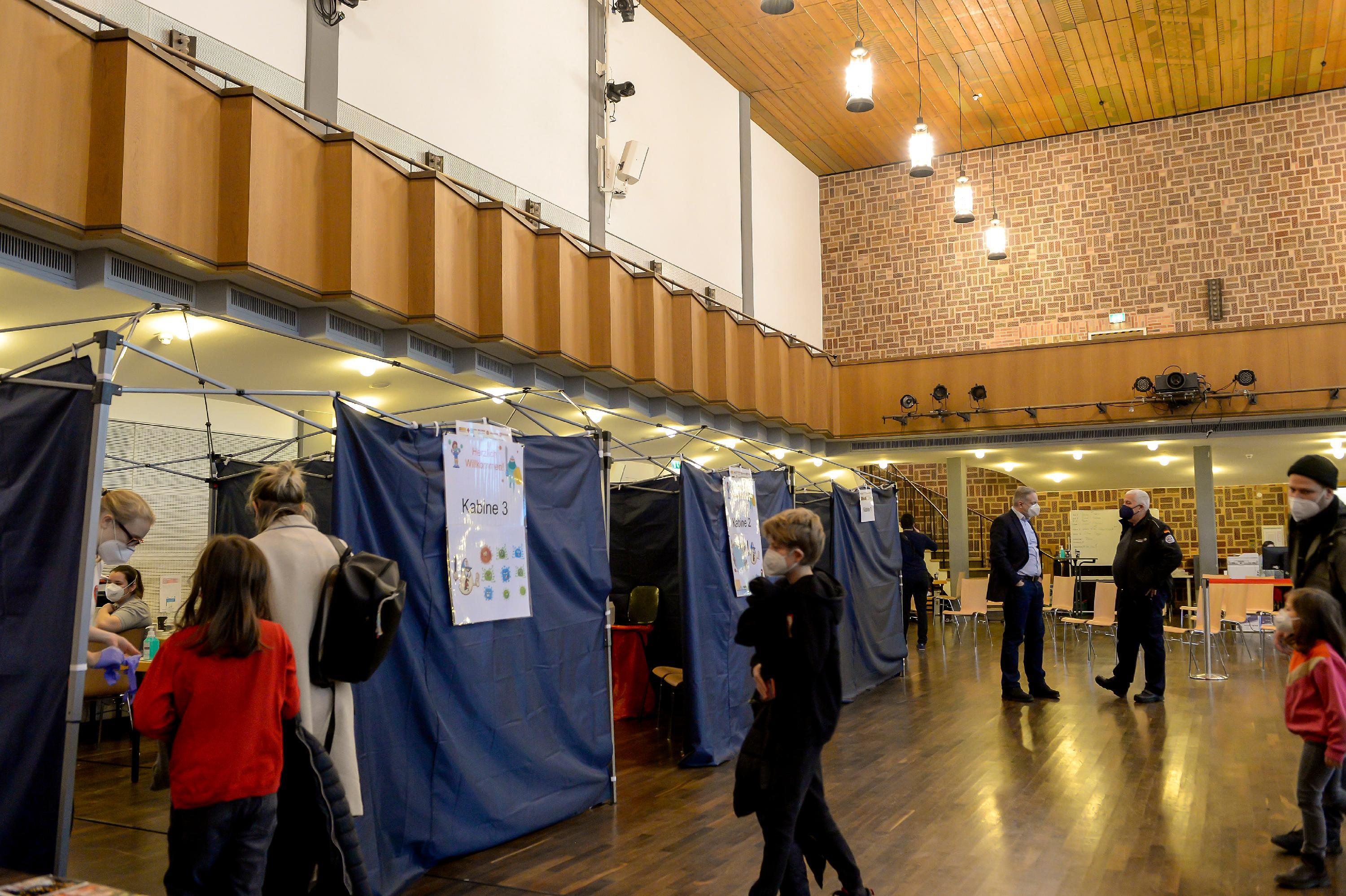 Normalerweise wird der Heilig-Geist-Saal in der Adventszeit zum "Sternenhaus", in dem das Christkind die Kinder besucht und Musiker wie Geraldino Auftritte vor voll besetzten Bänken haben. Heuer hat die Stadt hier das Kinderimpfzentrum eingerichtet.