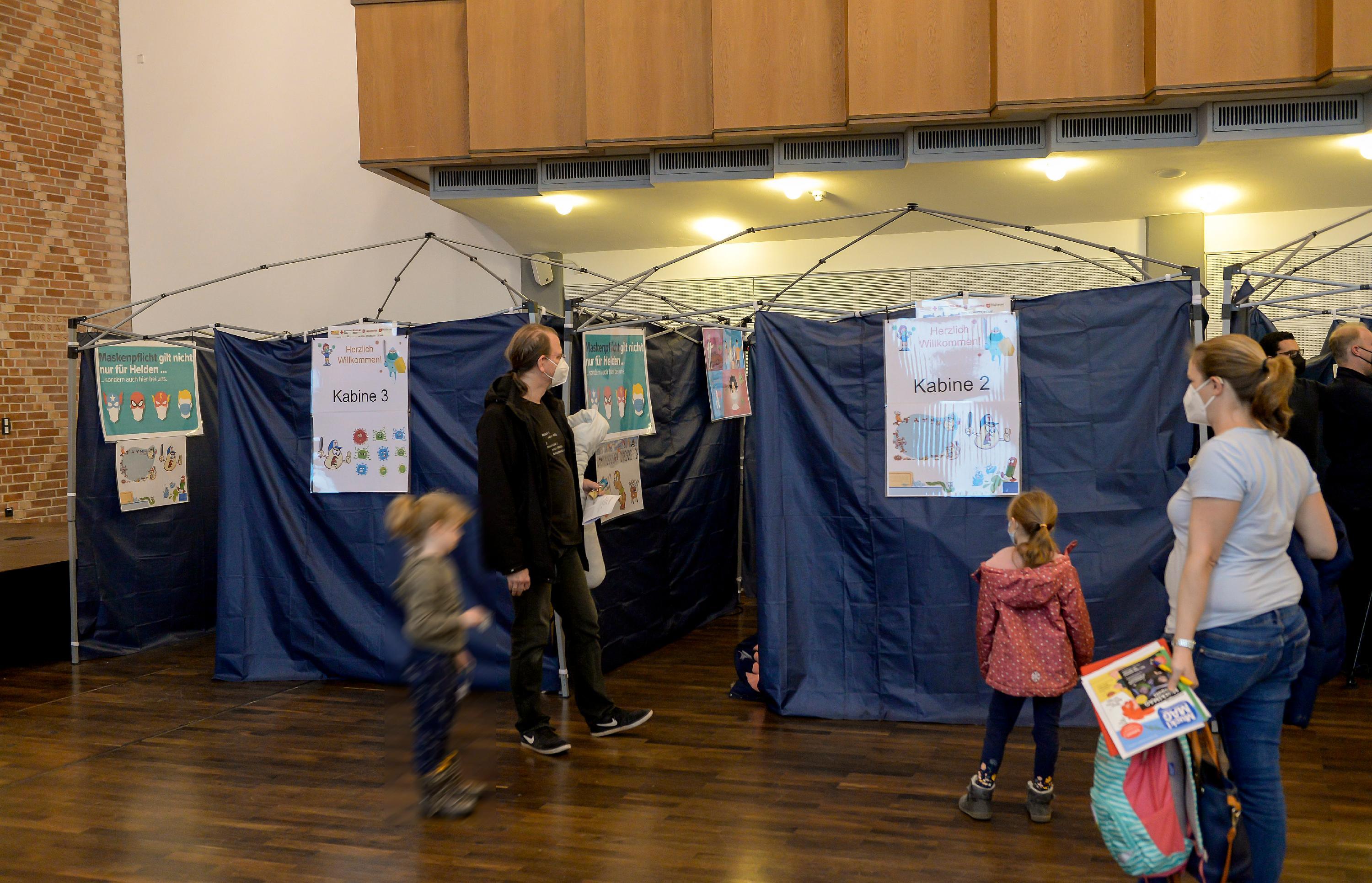 Es gibt zwei Impfkabinen, die mit bunten Schildern und Comic-Motiven freundlich hergerichtet wurden.