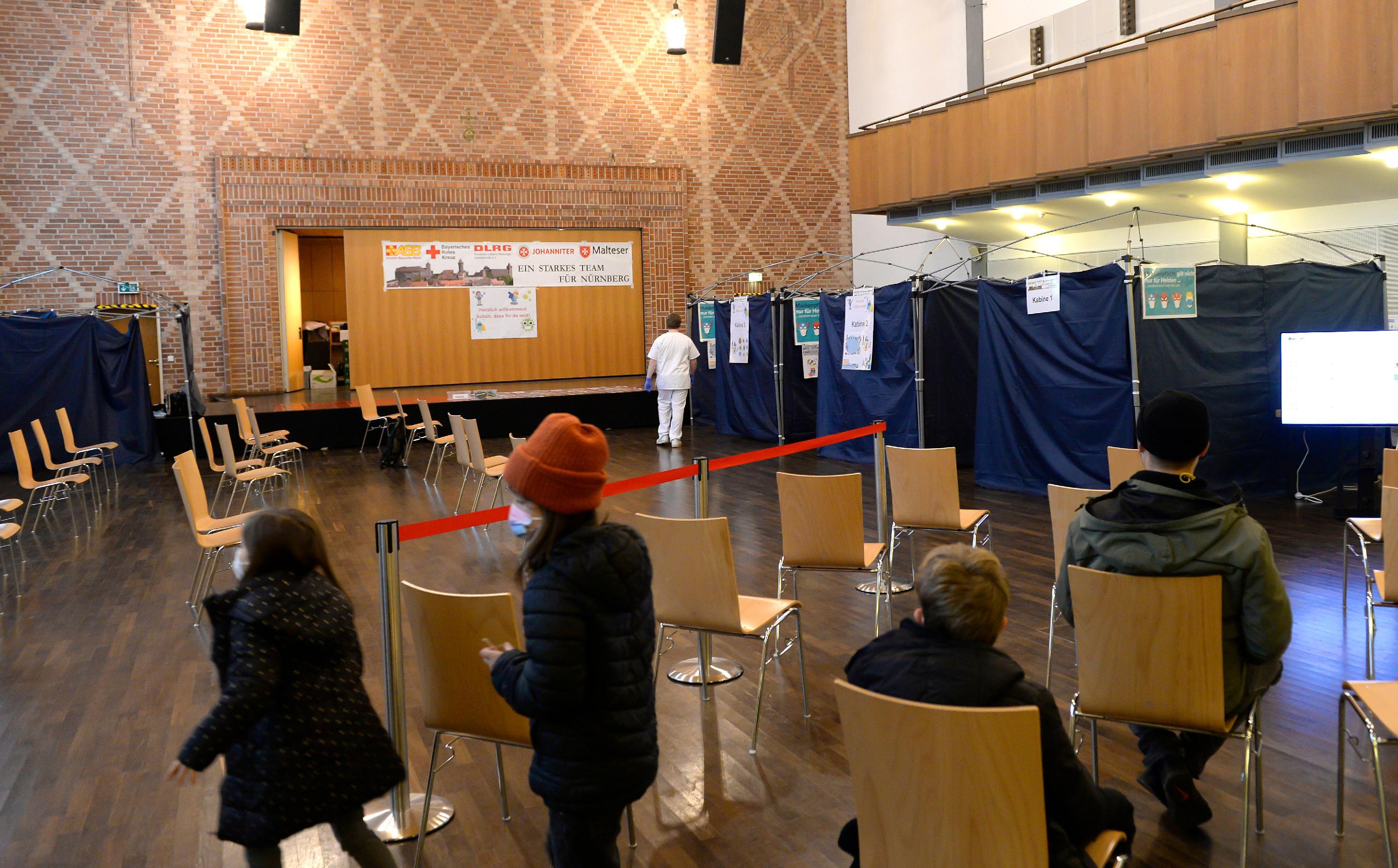 In das Kinderimpfzentrum darf nur, wer einen Termin hat. Die Eltern der Fünf- bis Elfjährigen hingen dafür teilweise stundenlang in der Warteschleife, so groß war der erste Andrang.