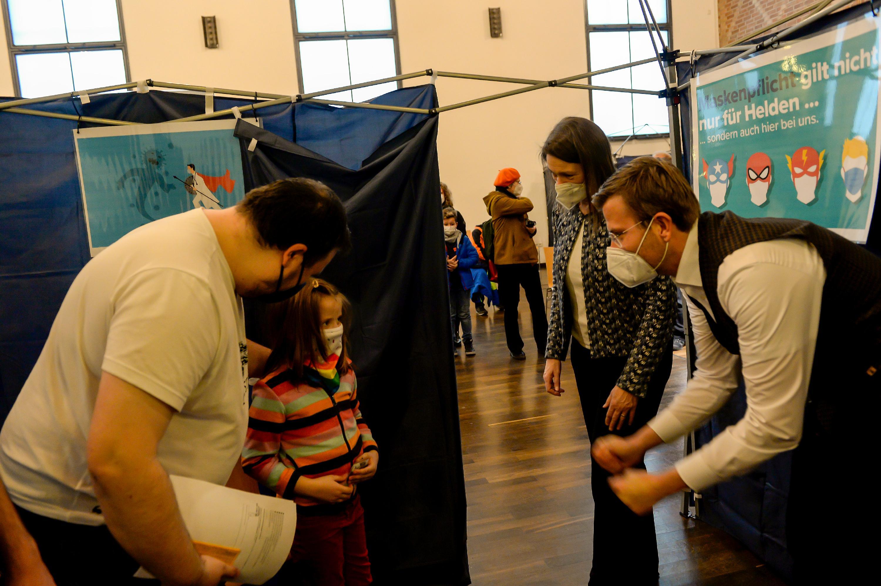 Oberbürgermeister Marcus König (rechts) und Sozialreferentin Eisabeth Ries (daneben) freuten sich mit einem Mädchen über den überstandenen Piks in den Oberarm.