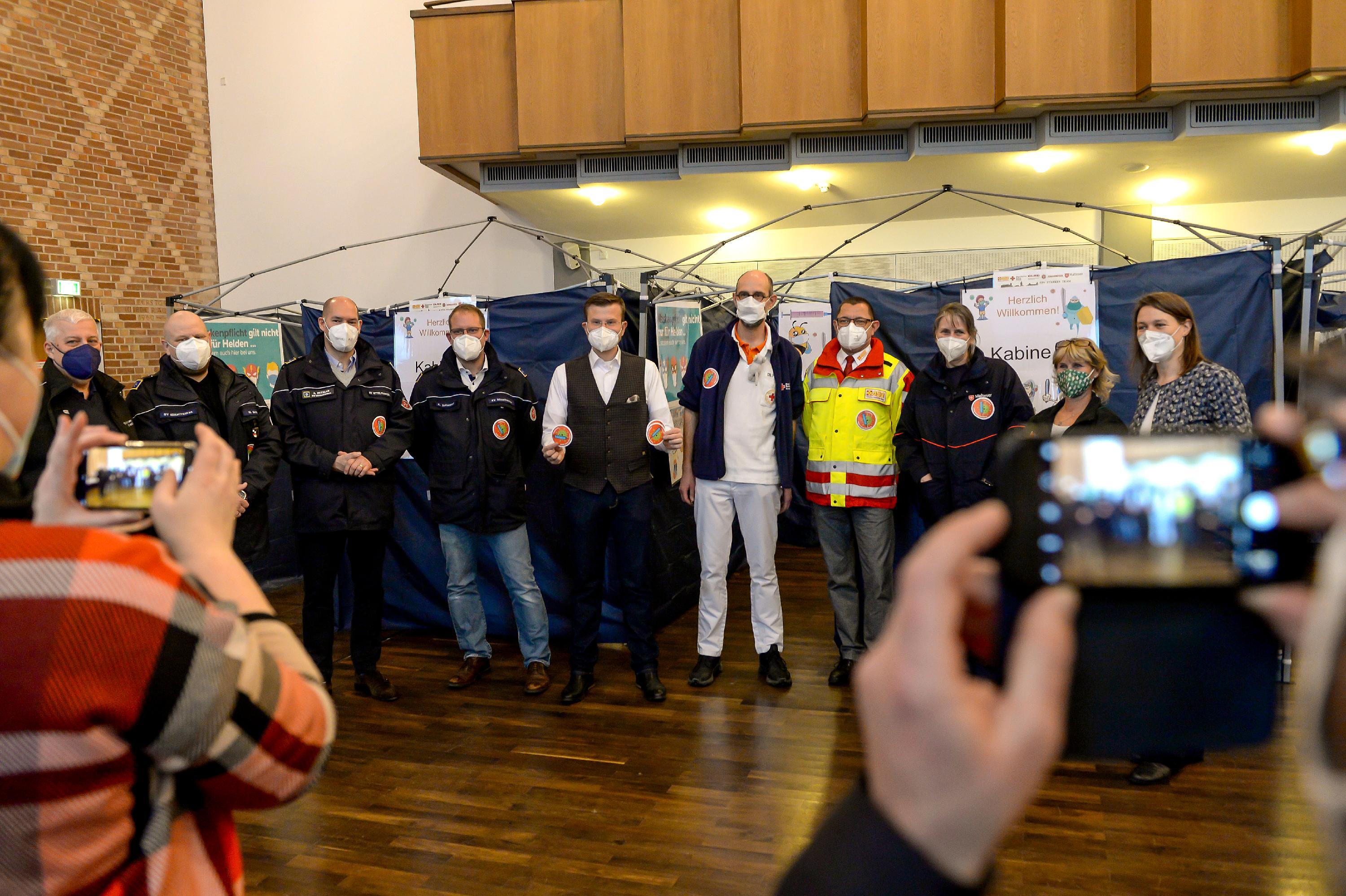 Noch schnell ein Bild zusammen mit Vertretern der Hilfsorganisationen Arbeiter Samariter Bund (ASB), Bayerisches Rotes Kreuz (BRK), Deutsche Lebens-Rettungs-Gesellschaft (DLRG), Johanniter Unfall Hilfe (JUH) und Malteser Hilfsdienst (MHD). Diese betreiben das Impfzentrum.