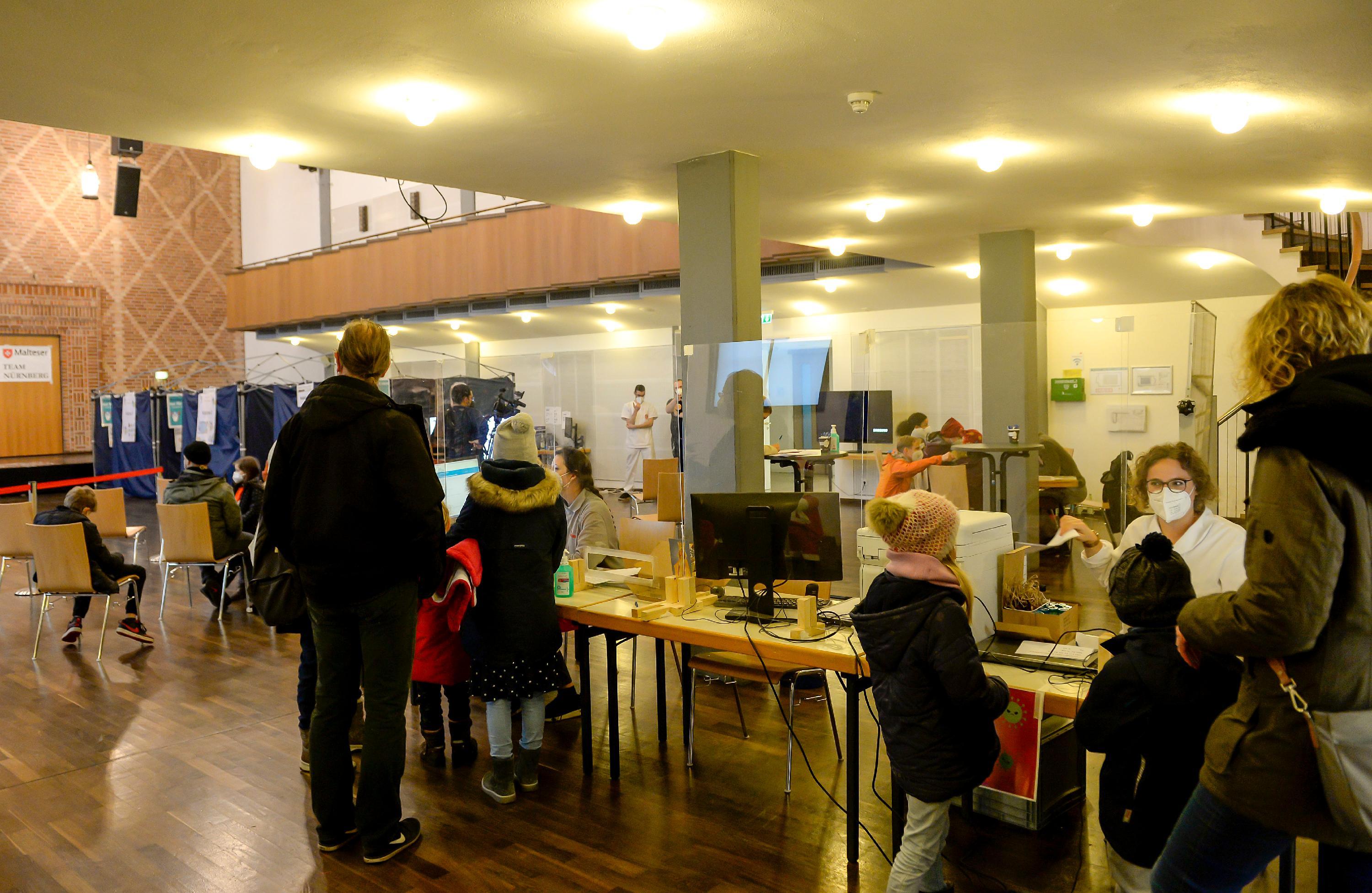 Zuerst anmelden, dann geht es zum Aufklärungsgespräch. Das wird von den Ärzten nicht nur mit den Eltern geführt, sondern auch mit den Kindern. Diese dürfen danach mit ihrem Namen auf dem Bogen unterschreiben.