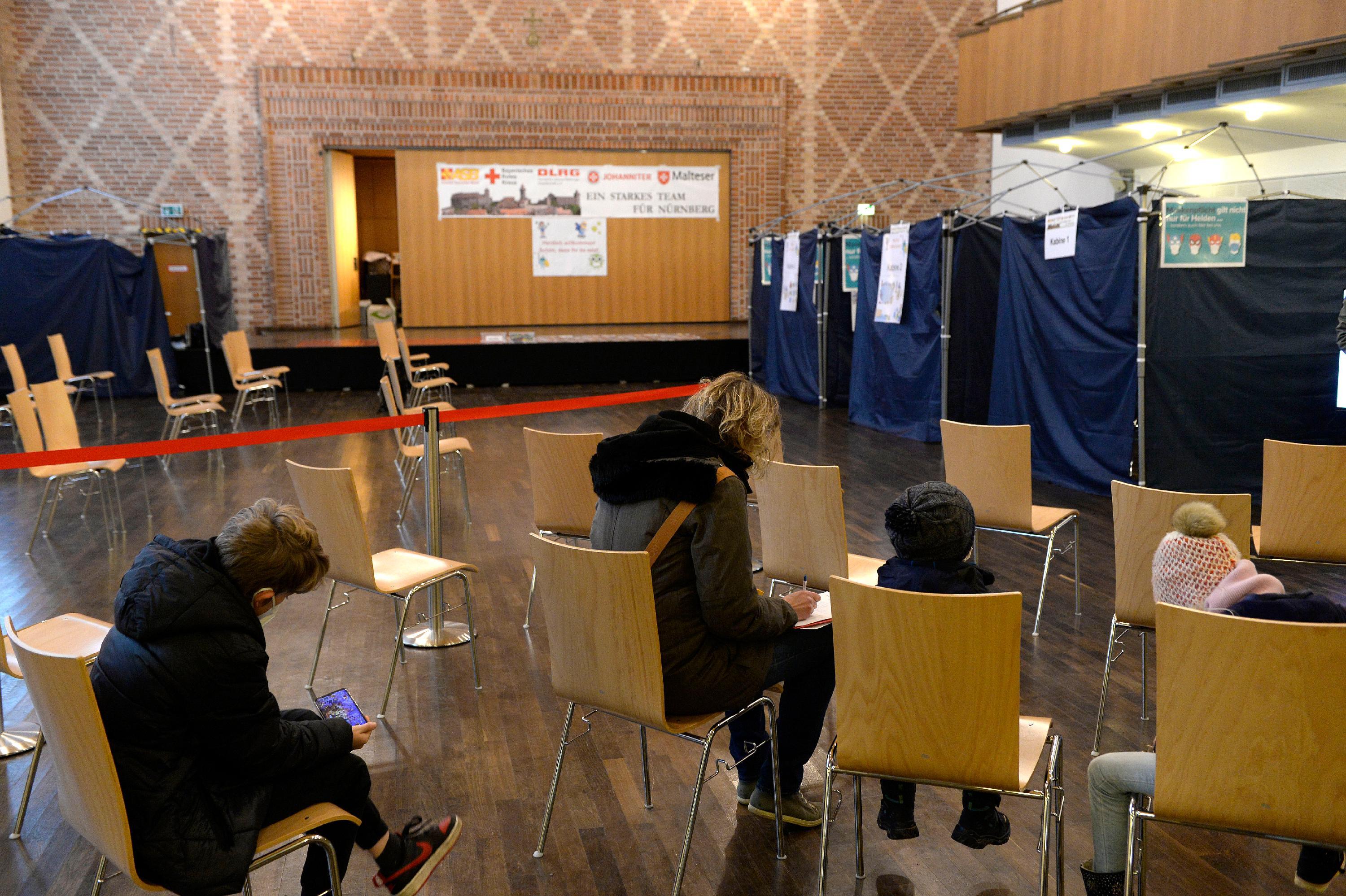 Nach dem Impfen warten die Kinder wie die erwachsenen Impflinge auch einige Minuten ab, ob alles in Ordnung ist - dann kann man gehen. 