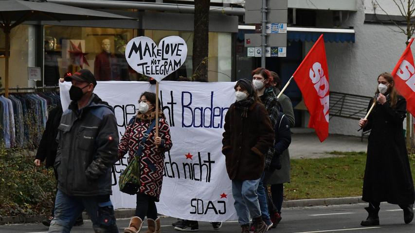 Motiv: Demo Neumarkt, 2300 Impfpflichtgegner marschieren durch die Stadt, 500 Impfbefürworter demonstrieren dagegen, Foto: Wolfgang Fellner: 18.12.2021, Ort: Neumarkt