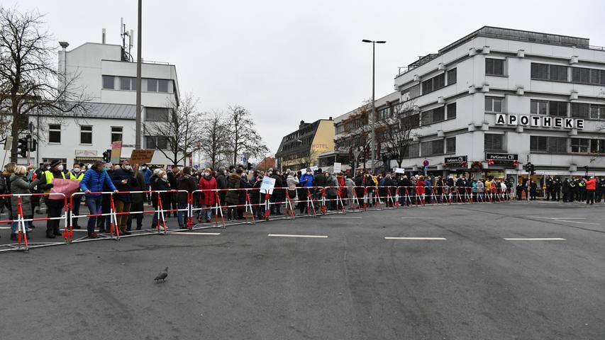 Motiv: Demo Neumarkt, 2300 Impfpflichtgegner marschieren durch die Stadt, 500 Impfbefürworter demonstrieren dagegen, Foto: Wolfgang Fellner: 18.12.2021, Ort: Neumarkt