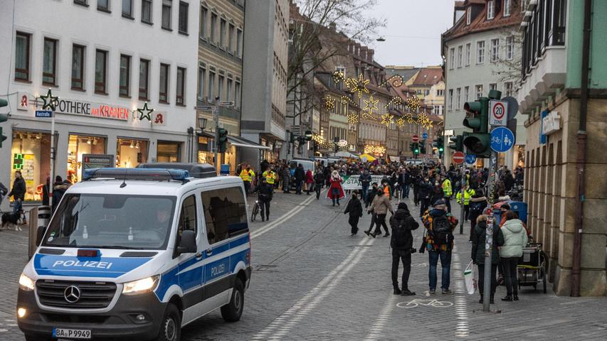 Initiiert hat den "Spaziergang" die Bewegung "Stay Awake Bamberg". Ab 14 Uhr wollten die Teilnehmer ein Zeichen "gegen die Corona-Auflagen und den Impfzwang" setzen.